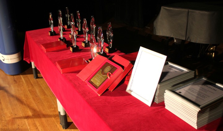 Statuetki, ryngrafy oraz dyplomy dla laureatów konkursów oraz programów.