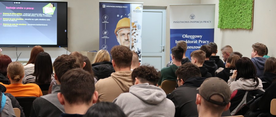 Uczniowie ZSB w Jaśle wysłuchują prelekcji.