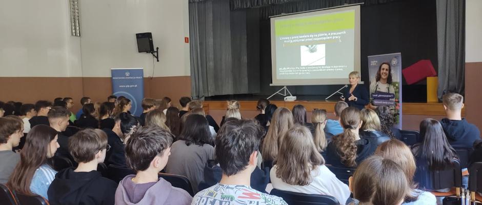 Inspektor pracy podczas prowadzenia warsztatów edukacyjnych w ramach programu edukacyjnego Kultura bezpieczeństwa.