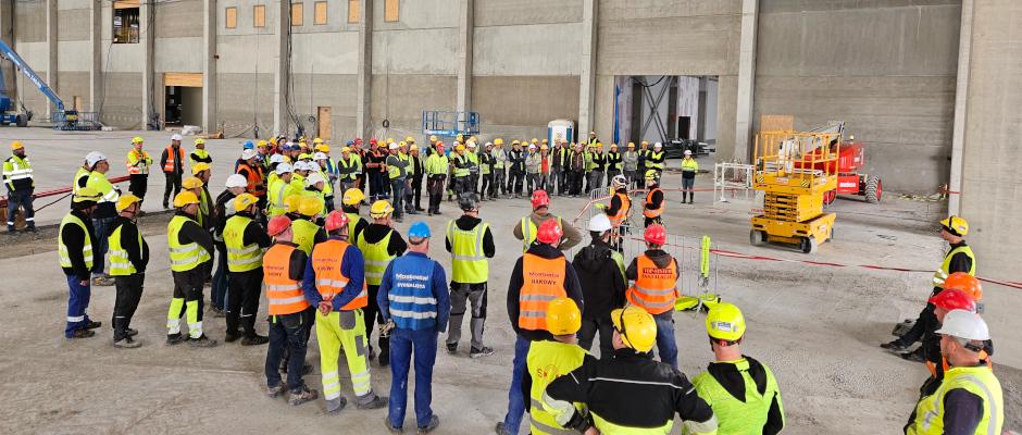 Ćwiczenia ewakuacji pracowników ze stanowiska pracy na wysokości, realizowane na budowie bazy obsługi technicznej samolotów na terenie Portu Lotniczego „Rzeszów – Jasionka”