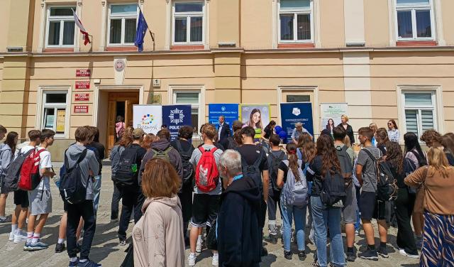 Spotkanie profilaktyczne przed Urzędem Miasta Przemyśla z okazji zbliżającego się Światowego Dnia Przeciwko Handlowi Ludźmi