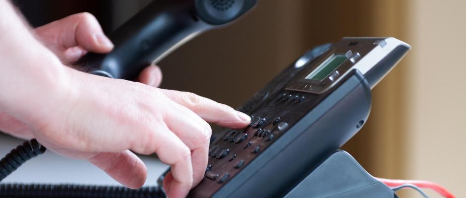 Zdjęcie ilustracyjne przedstawiające telefon.