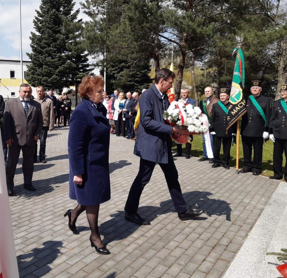 Przedstawiciele OIP w Rzeszowie podczas składania wiązanki kwiatów pod Pomnikiem Ofiar Wypadków przy Pracy w Tarnobrzeskim Zagłębiu Siarkowym w Tarnobrzegu-Machowie.