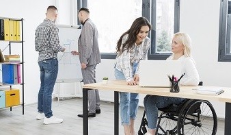 Grafika przedstawiająca osobę niepełnosprawną w pracy. 
