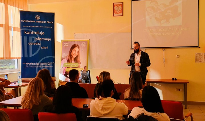 Pan Mateusz Borek prowadzi szkolenie dla zgromadzonych studentów i absolwentów PANS w Przemyślu.