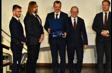 Laureat konkursu Pracodawca - Organizator Pracy Bezpiecznej odbiera nagrodę.