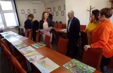 Komisja konkursowa podczas oceny prac XIII Ogólnopolskiego Konkursu Plastycznego dla Dzieci „Bezpiec