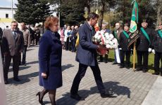 Przedstawiciele OIP w Rzeszowie podczas składania wiązanki kwiatów pod Pomnikiem Ofiar Wypadków przy