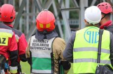 Przedstawiciele straży pożarnej oraz OIP w Rzeszowie przyglądają się akcji ratowniczej.