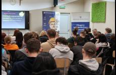 Uczniowie ZSB w Jaśle wysłuchują prelekcji na temat prawa pracy.