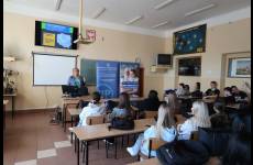Inspektor pracy podczas prowadzenia warsztatów edukacyjnych w ramach programu edukacyjnego Kultura bezpieczeństwa.