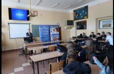 Inspektor pracy podczas prowadzenia warsztatów edukacyjnych w ramach programu edukacyjnego Kultura bezpieczeństwa.
