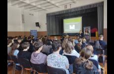 Inspektor pracy podczas prowadzenia warsztatów edukacyjnych w ramach programu edukacyjnego Kultura bezpieczeństwa.