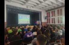 Inspektor pracy podczas prowadzenia warsztatów edukacyjnych w ramach programu edukacyjnego Kultura bezpieczeństwa.