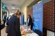 Stoisko Państwowej Inspekcji Pracy podczas konferencji.