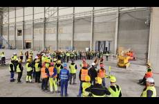 Ćwiczenia ewakuacji pracowników ze stanowiska pracy na wysokości, realizowane na budowie bazy obsługi technicznej samolotów na terenie Portu Lotniczego „Rzeszów-Jasionka”