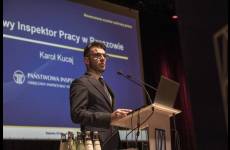 Pan Karol Kucaj, Okręgowy Inspektor Pracy w Rzeszowie, otwiera konferencję.